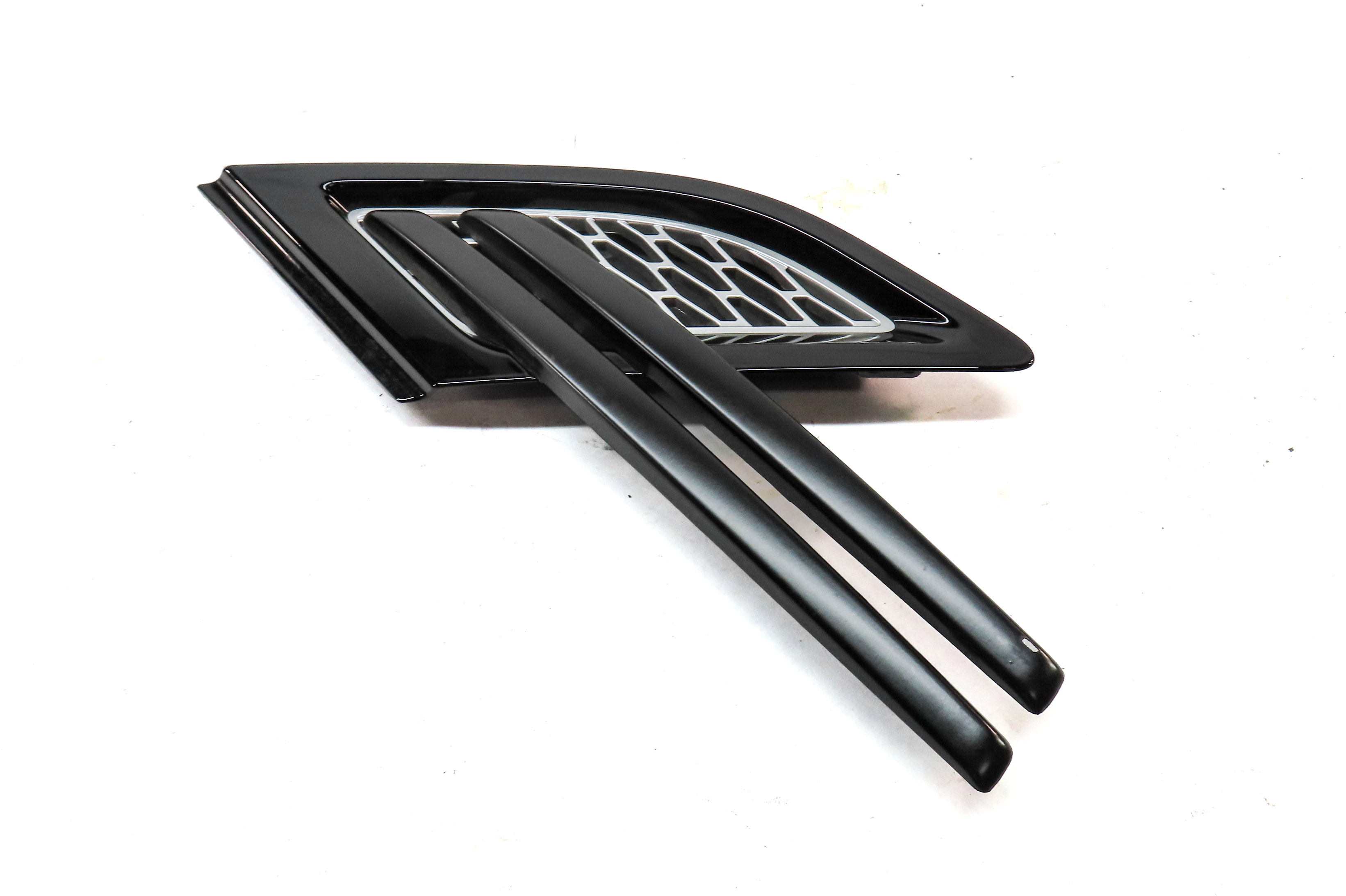 15 RANGE ROVER SPORT L494 FRONT RIGHT PASSENGER FENDER GRILLE TRIM BLACK/SILVER — exact item pictured